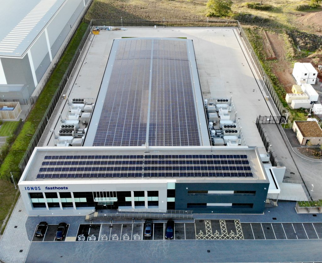 Auf dem Dach des IONOS Rechenzentrums in Worcester in Großbritannien sorgen PV-Module für nachhaltige Energie.