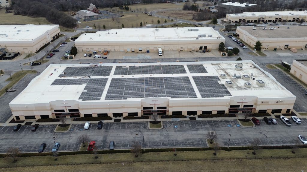 Auf dem Dach des Rechenzentrums in Lenexa/USA sind rund 1.000 Solarmodule installiert.
