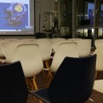 Veranstaltungsraum mit Beamer und Stühlen bei CM4all in Köln