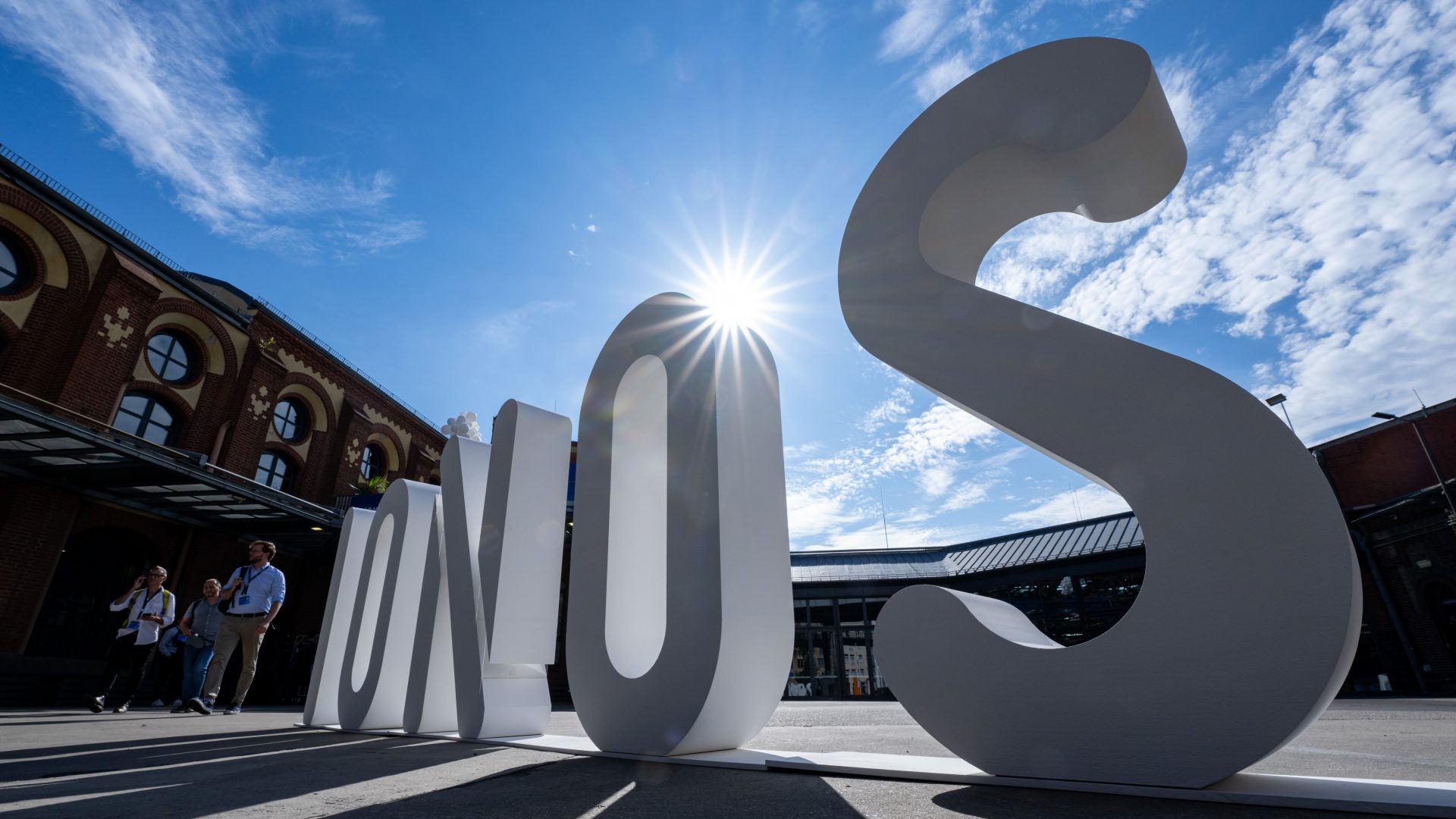 IONOS Logo mit sonnigen Himmel im Hintergrund