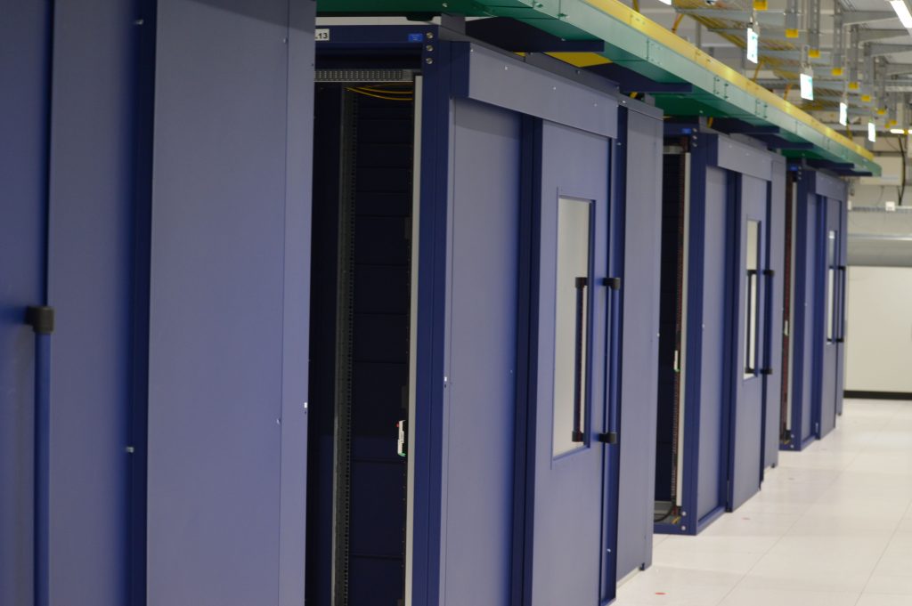 Weiter, heller Serverraum im neuen Rechenzentrum von IONOS in Frankfurt, gefüllt mit langen Reihen von blauen Server-Racks unter optimalen Licht- und Klimabedingungen.