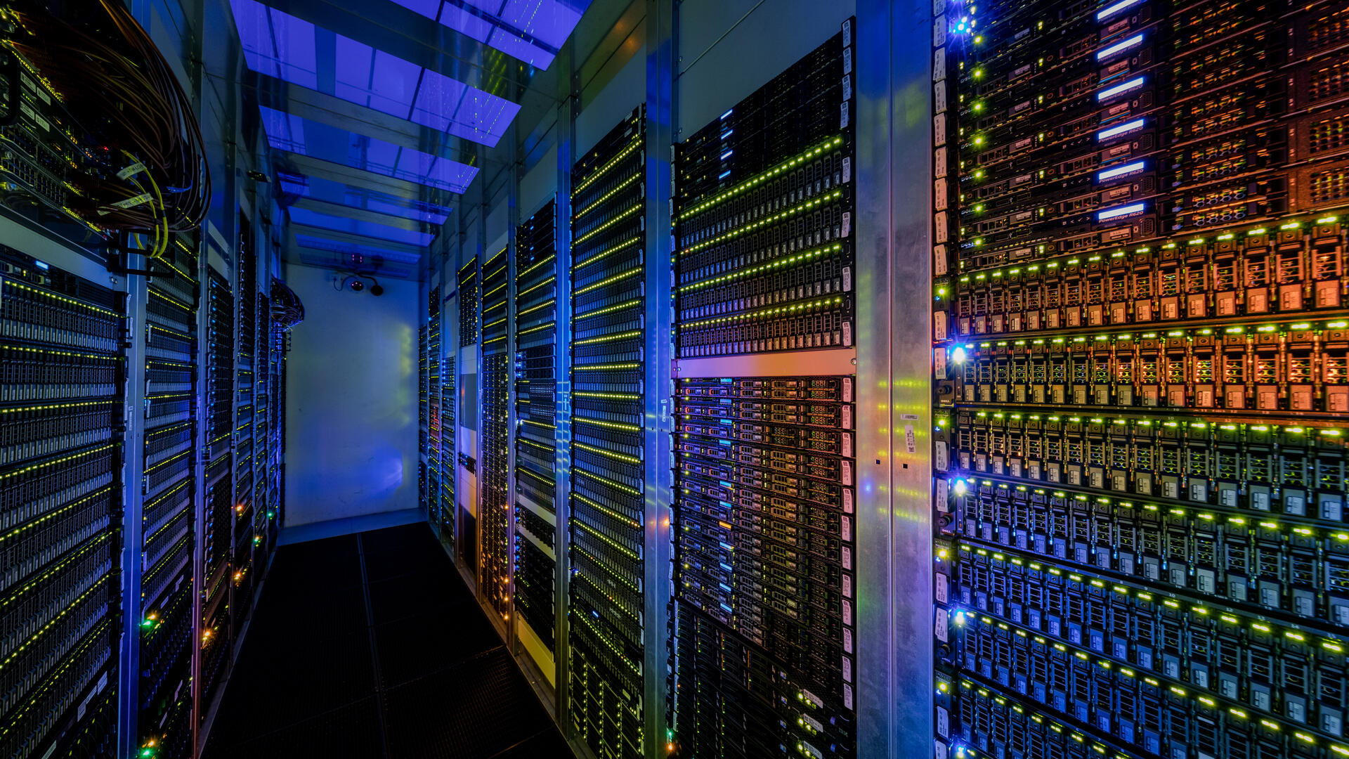 Sever Racks in einem Rechenzentrum.