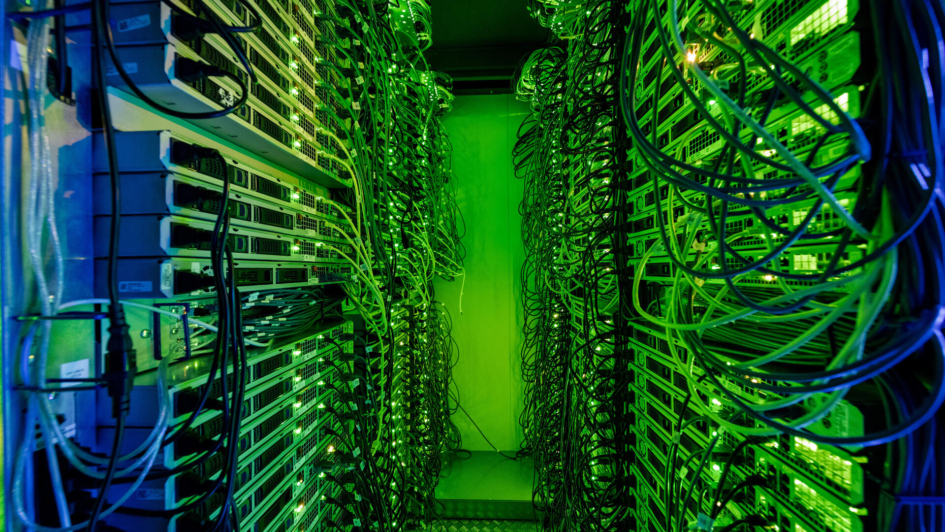 Rechenzentrums-Redundanz für maximale Ausfallsicherheit: IONOS sichert Metroregionen durch kantendisjunkte und redundante Netzwege.