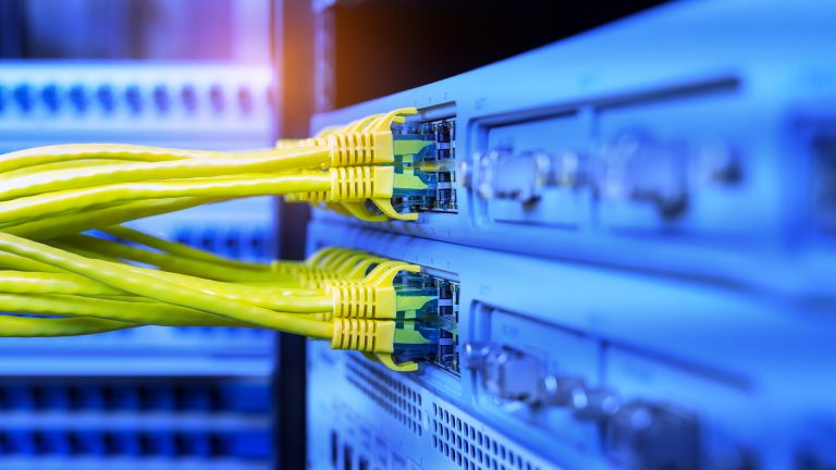 Ethernet statt InfiniBand verbessert die Skalierbarkeit und Effizienz in der Cloud, bei weiterhin hoher Performance und niedriger Latenz.
