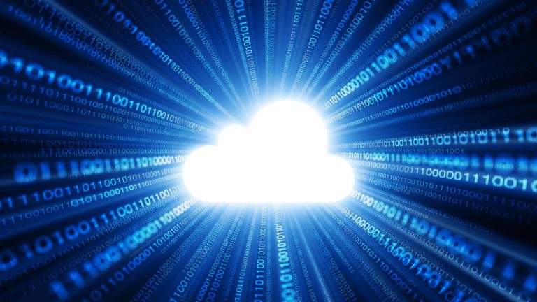 Leuchtende Wolke mit Strahlen aus Binärcode, die Digitiale Souveränität in der Cloud 2026 symbolisiert.