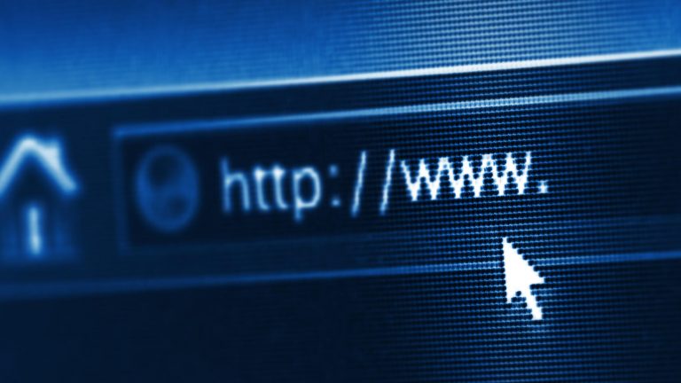 Der Mauszeiger klickt auf den einen leeren Domain Titel in der Suchleiste im Browser