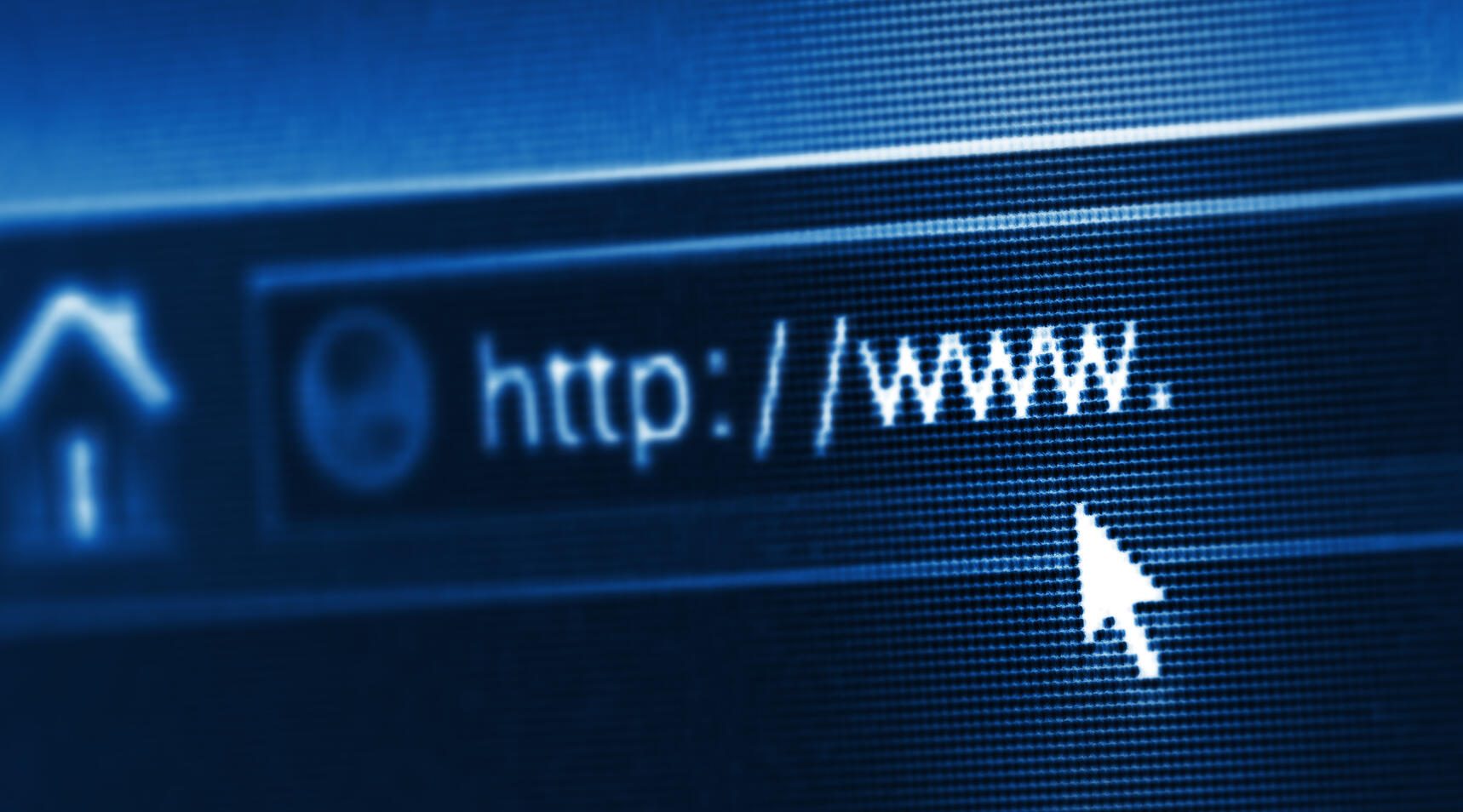 Der Mauszeiger klickt auf den einen leeren Domain Titel in der Suchleiste im Browser