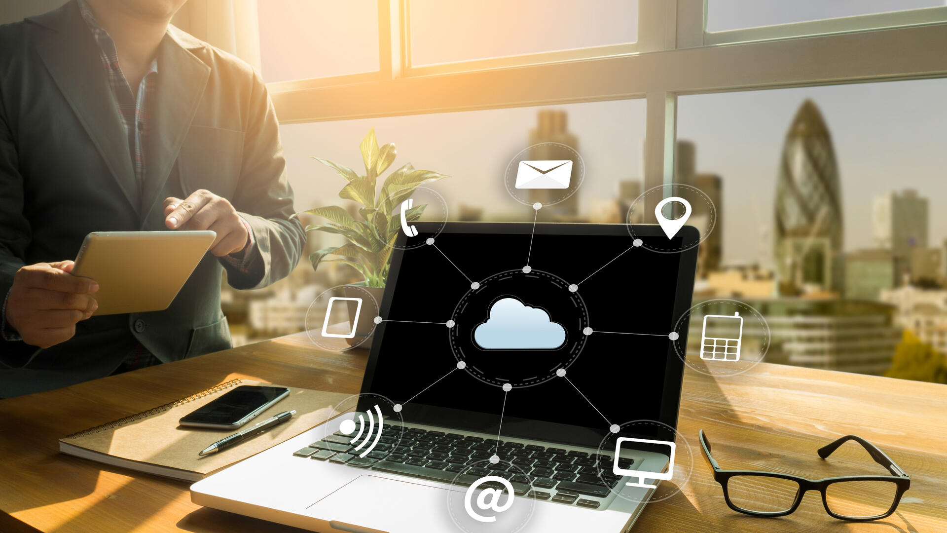 Ein Wolkensymbol verknüpft mit weiteren Symbolen auf einem Laptop verdeutlicht die Bereitstellung von Rancher Prime auf der IONOS Cloud für mehr digitale Souveranität.