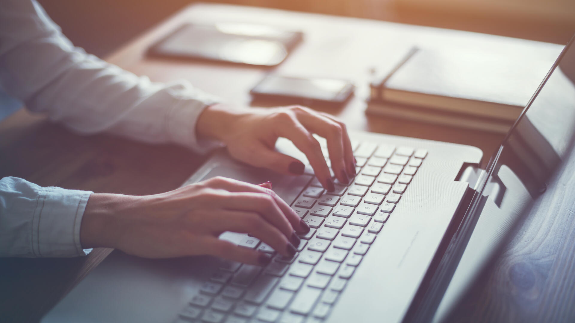 Person arbeitet am Laptop an der Bereitstellung von Ubuntu 26.04 LTS IONOS Instanzen.