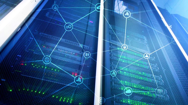 Nahaufnahme eines IONOS Storage Server-Racks mit grünen Status-LEDs, überlagert von einem leuchtenden, digitalen Netzwerkdiagramm mit Konnektivitätssymbolen.