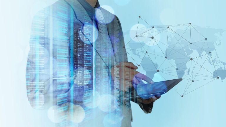 Die Abbildung stellt einen Geschäftsmann mit Tablet und einem globalen Netzwerk dar, basierend auf den Themen der Studie KI im Mittelstand.