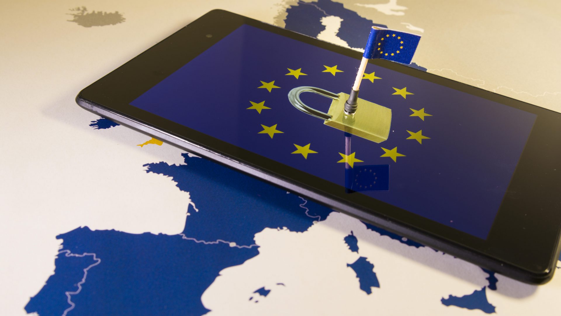 Smartphone mit Schloss-Symbol, Europakarte und EU-Sternen als Symbol für datenschutzkonforme KI-Verarbeitung in Europa