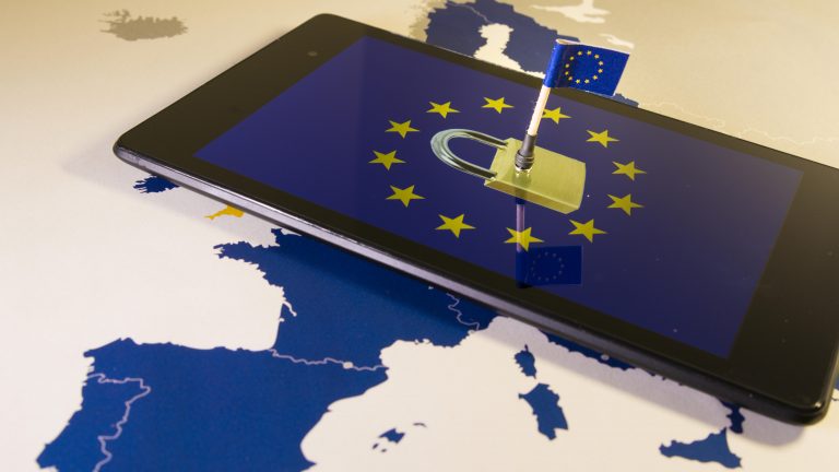 Smartphone mit Schloss-Symbol, Europakarte und EU-Sternen als Symbol für datenschutzkonforme KI-Verarbeitung in Europa