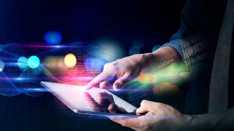 Hände, die ein Tablet in der Hand halten und ein Datenstrom