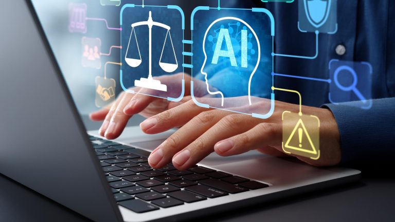 Mensch am Laptop, der tippt und Symbole für Zusammenarbeit und KI