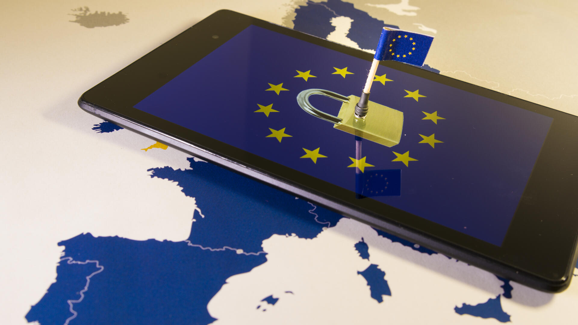 Handy mit Europasternen, Schloss und Europaflagge auf einer Weltkarte